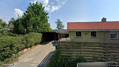 Lejligheder til salg i Karlslunde - Foto fra Google Street View Lejligheder til salg i Karlslunde - Foto fra Google Street View